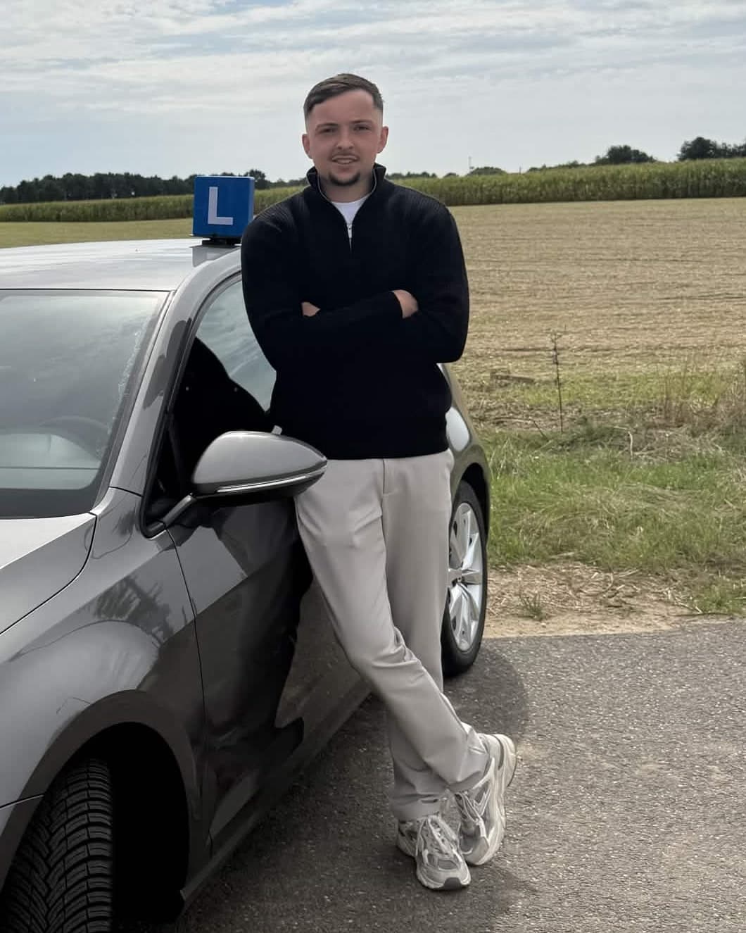 Raf Erps naast zijn lesauto